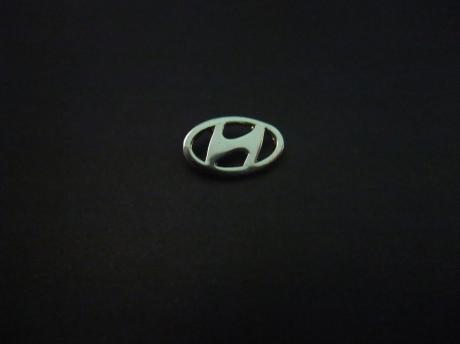 Hyundai autofabrikant uit Zuid-Korea, logo zilverkleurig